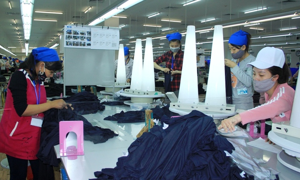 Thanh Hóa: Cần hơn 6.000 lao động cho các khu kinh tế và công nghiệp - 1 Công nhân đi làm trở lại sau kỳ nghỉ Tết Đinh Dậu