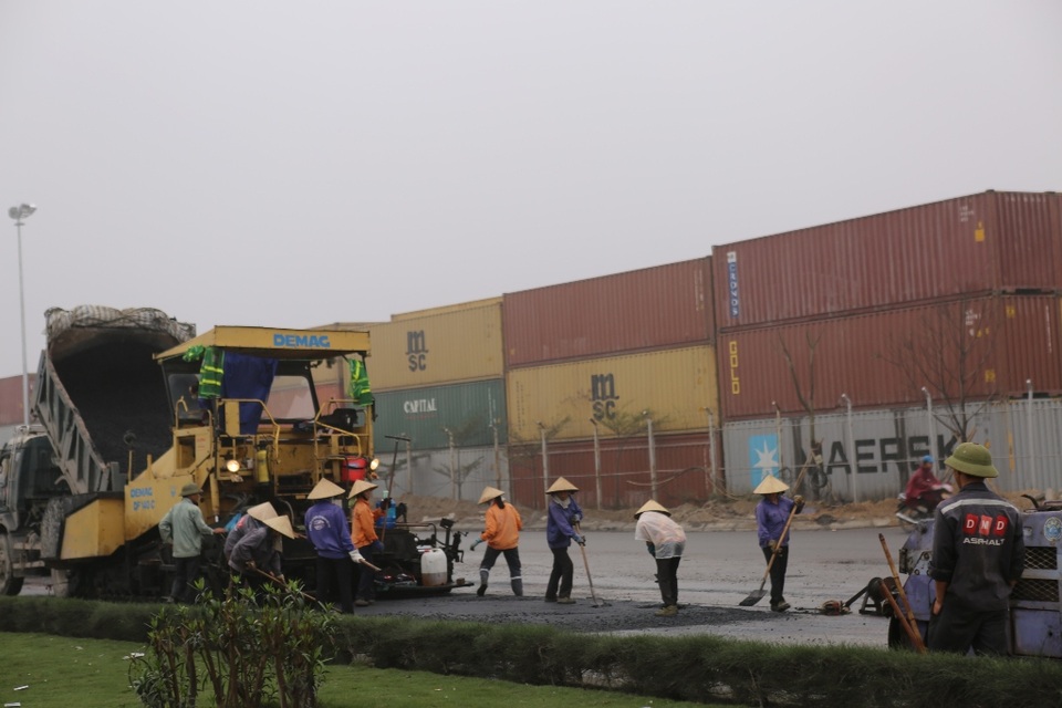Rải thảm nhựa giữa trời mưa để chạy tiến độ? - 4 Việc làm này của nhà thầu gây khó hiệu cho người đi đường