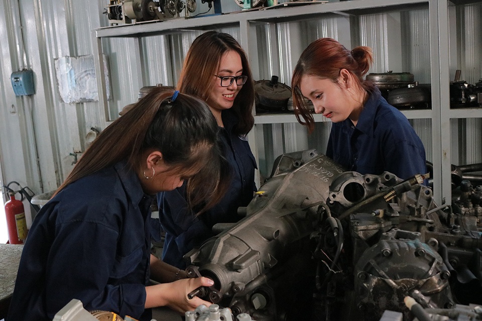 Trường ĐH Sư phạm Kỹ thuật TPHCM giảm 50% học phí cho sinh viên nữ - 1 Các sinh viên nữ đang học tại trường ĐH Sư phạm Kỹ thuật TP.HCM.