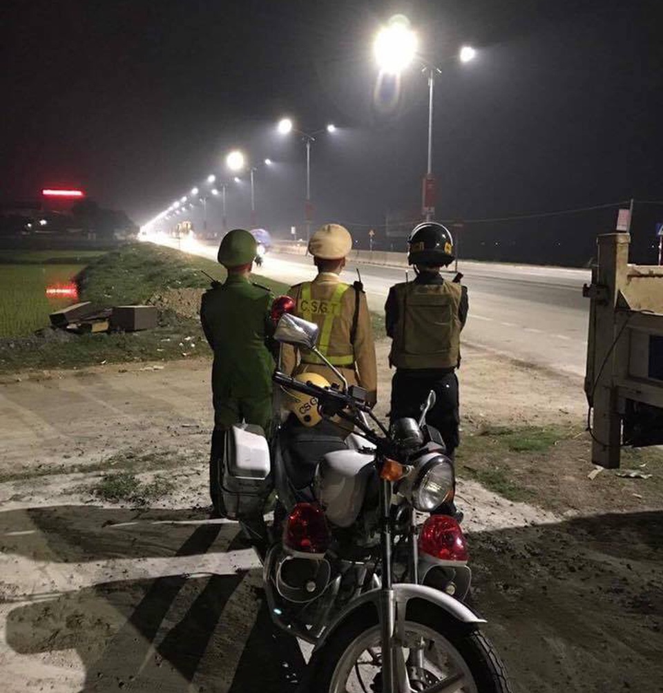 Khi người dân quây quần bên gia đình trong thời khắc chuyển giao năm cũ và năm mới, những chiến sỹ cảnh sát vẫn lặng lẽ với nhiệm vụ gác mùa Xuân của mình.