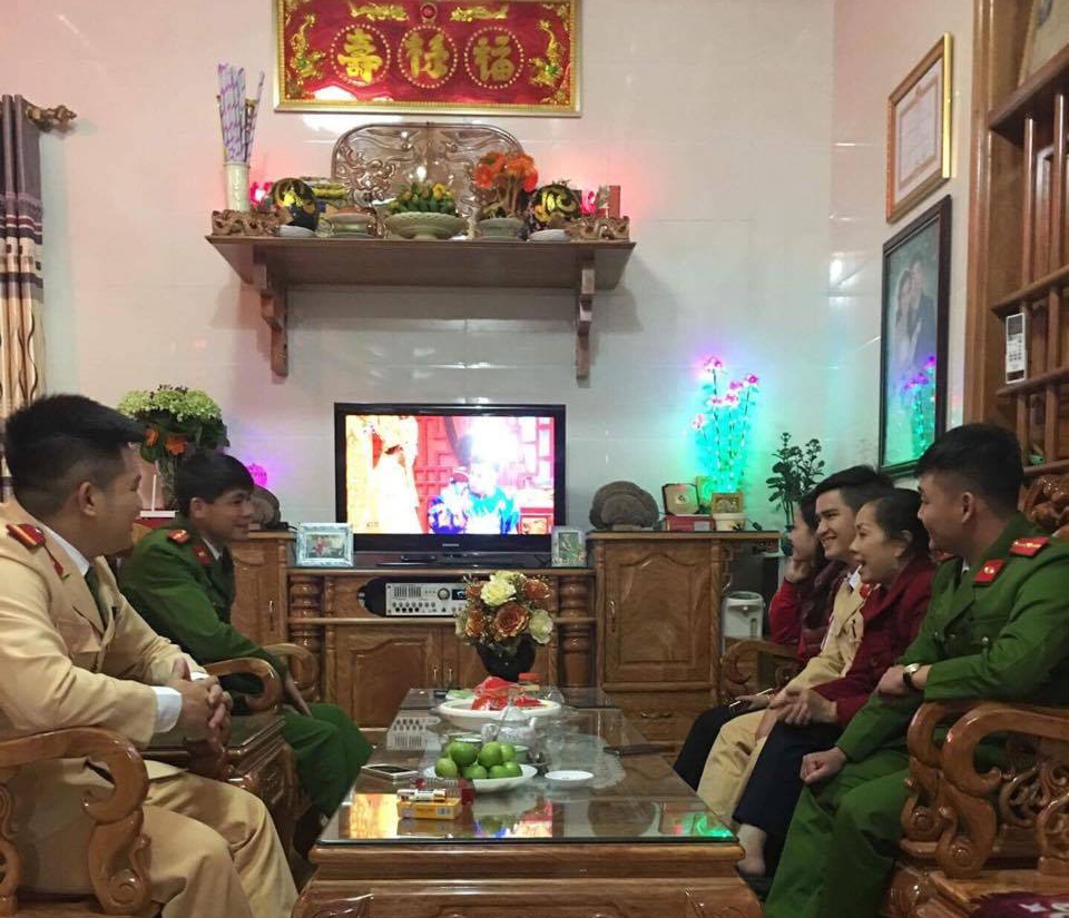 Cán bộ, chiến sỹ Công an huyện Tương Dương chúc Tết người dân trong đêm Giao thừa.
