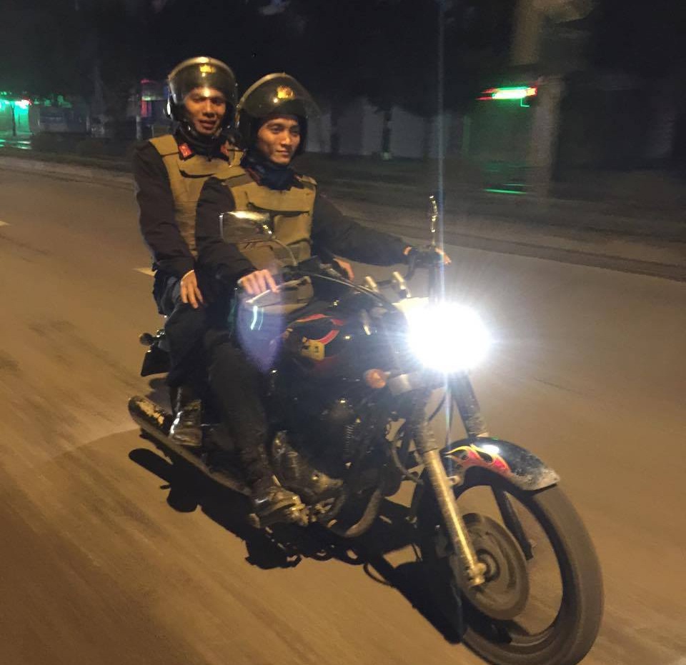 Đêm giao thừa, những người lính đặc nhiệm vẫn rong ruổi trên từng tuyến đường, góp phần giữ bình yên thành phố.