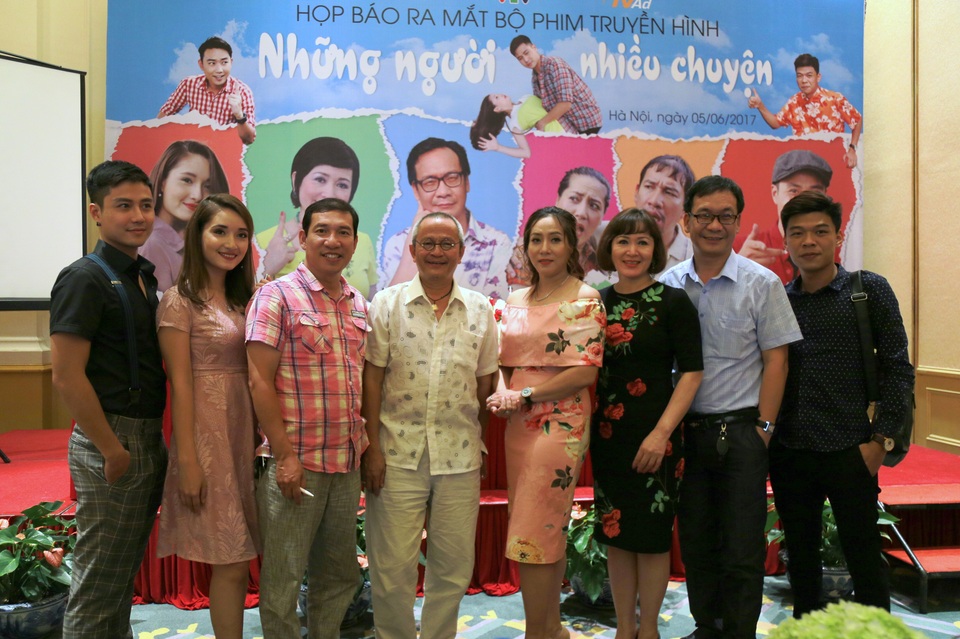 Nghệ sỹ Quang Thắng: “Nếu sống vì tiền, tôi ốm chắc không ai thăm” - 1 Đoàn phim Những người nhiều chuyện ra mắt báo giới.