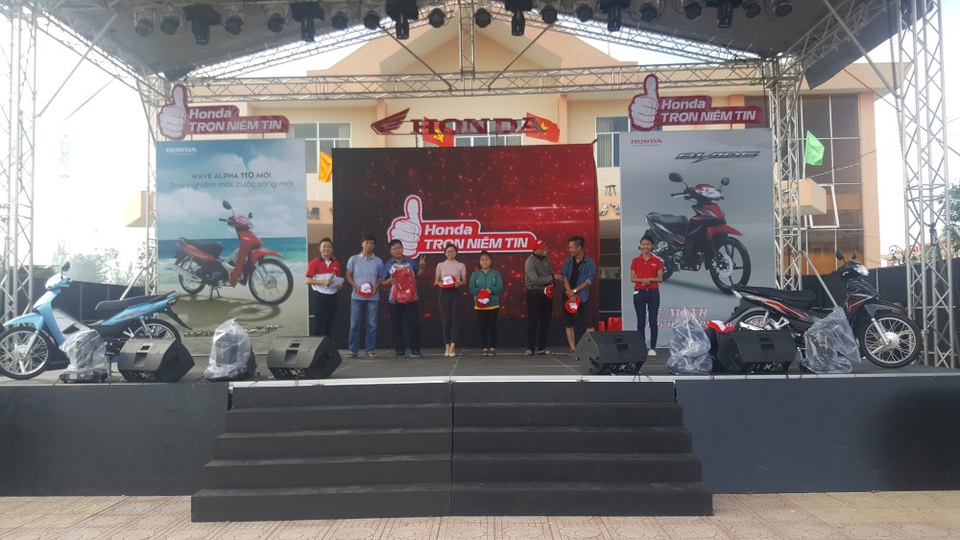 Honda Việt Nam khởi động chuỗi chương trình “Trọn niềm tin 2017” - 5
Những phần quà hấp dẫn được gửi tới khách hàng