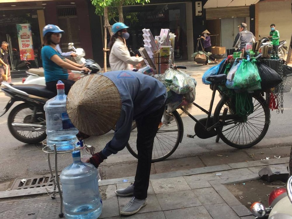 Những thứ miễn phí mang đậm tình người trên đường phố Hà Nội - 1 Những cốc nước miễn phí sẽ đỡ cho người lao động một khoản chi phí đáng kể.