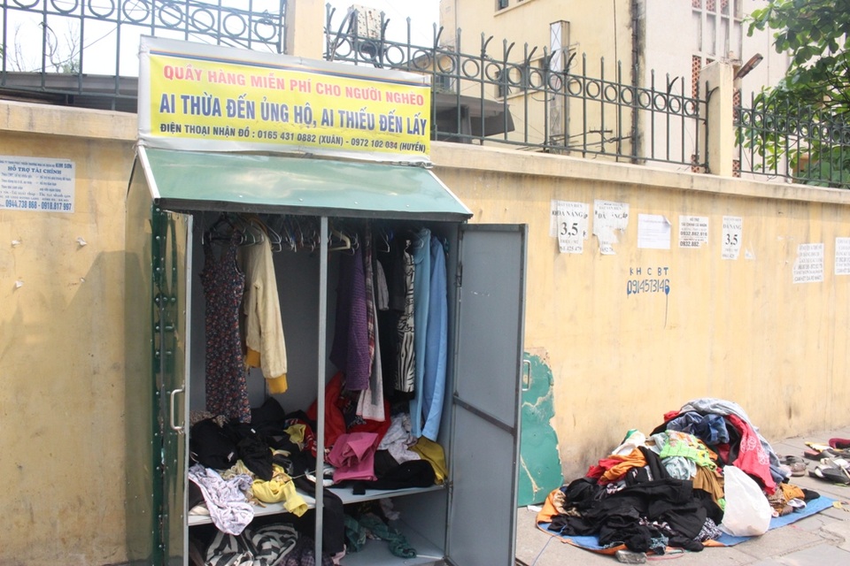 Những thứ miễn phí mang đậm tình người trên đường phố Hà Nội - 5 Tủ quần áo Ai thừa đến cho, ai thiếu đến lấy trên đường Nguyễn Chí Thanh.