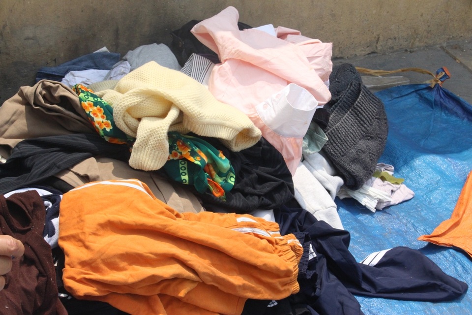 Những thứ miễn phí mang đậm tình người trên đường phố Hà Nội - 7 Quần áo có đủ các loại cho tất cả mọi người.