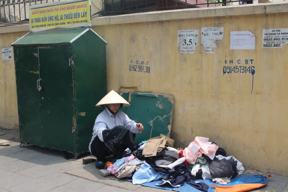 Những thứ miễn phí mang đậm tình người trên đường phố Hà Nội - 6 Thỉnh thoảng lại có người đến tìm cho mình bộ quần áo phù hợp.