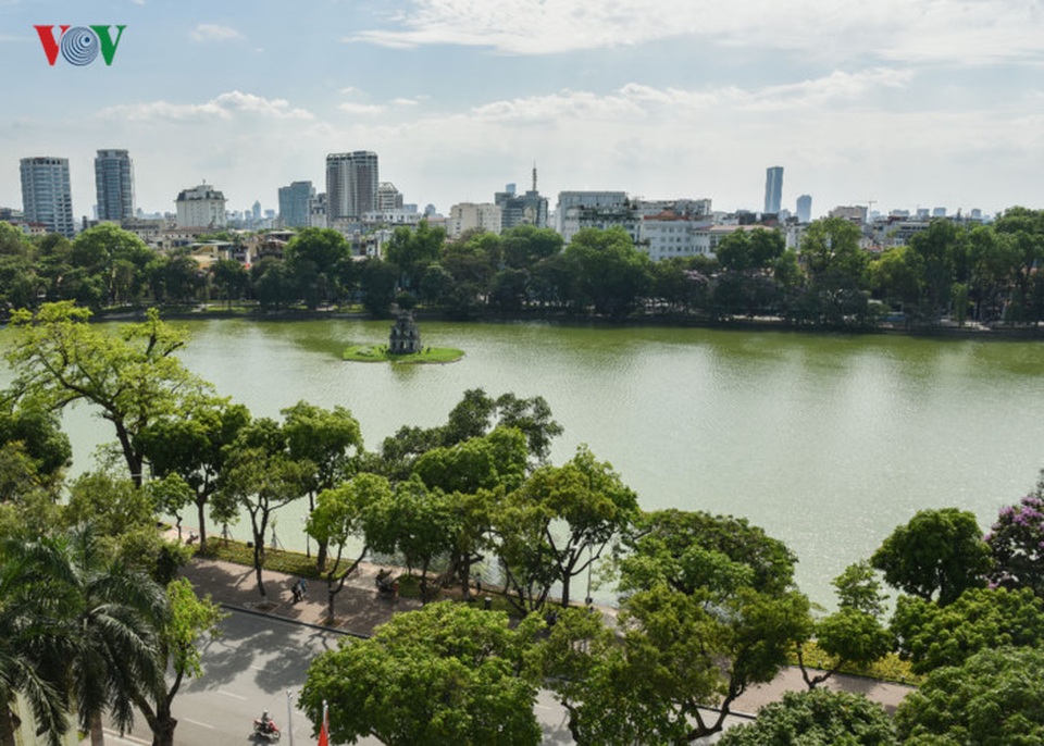 Hà Nội có nhiều tuyến đường, phố rợp bóng cây, mát mẻ góp phần làm nên vẻ đẹp cảnh quan và tạo ra một môi trường xanh sạch đẹp.