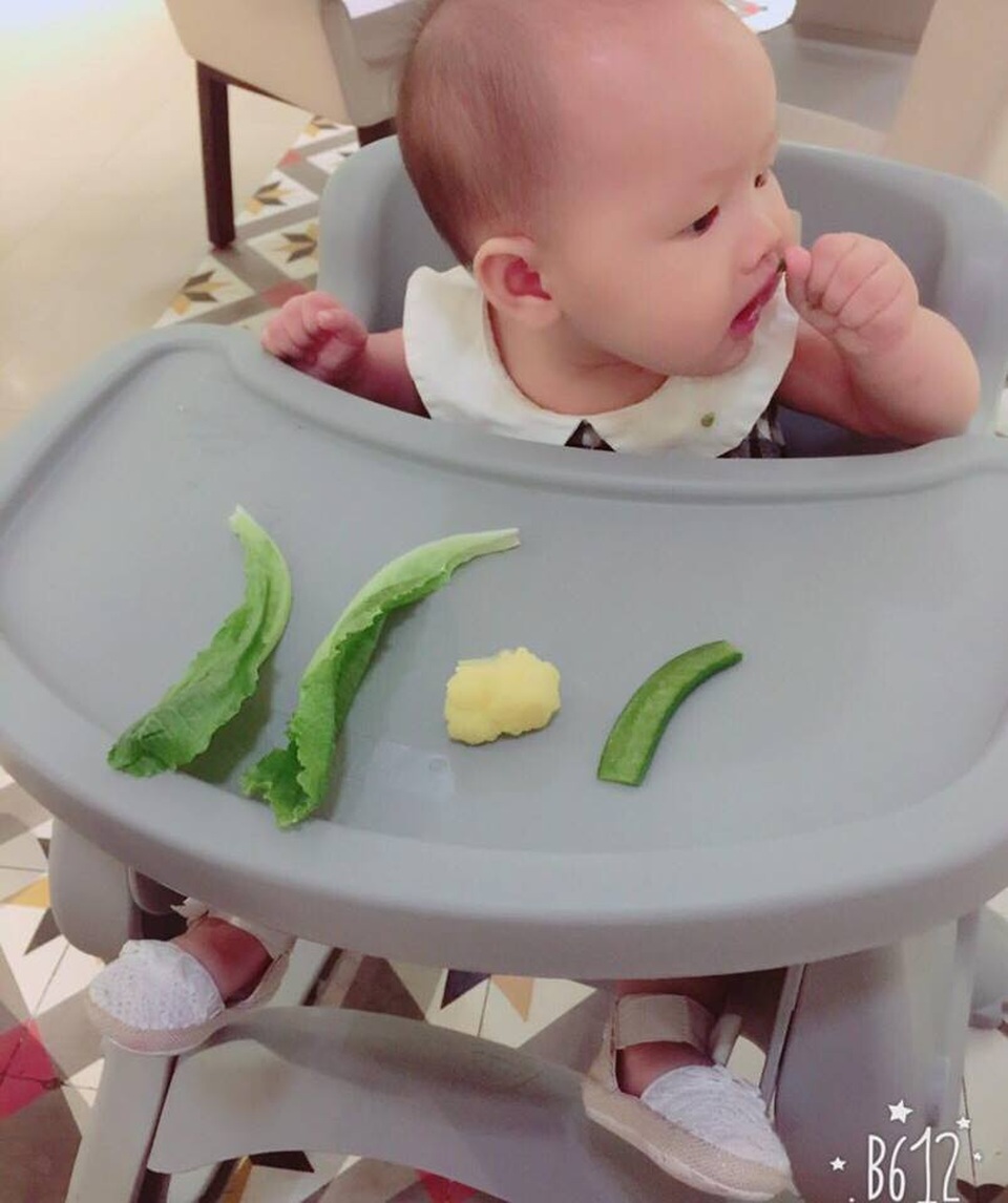 Phan Như Thảo đăng tải ảnh con gái đang tập ăn: 1-6 Câu đi ăn búp-phê. Sao hông nhon gì cả dzị mami? Mami cho chon ăn cái gì dzị?
