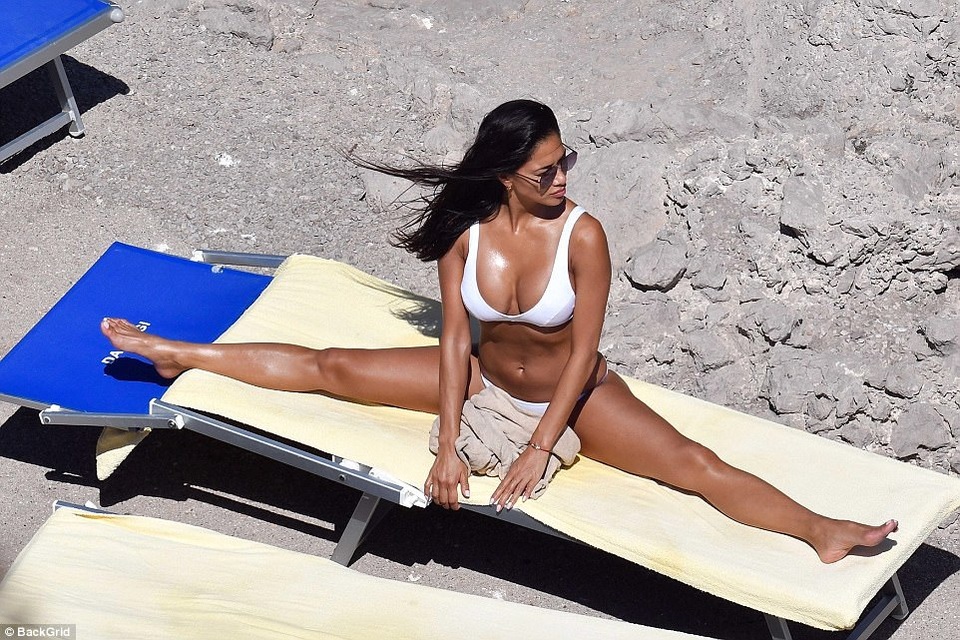 Nicole Scherzinger tình tứ bên bạn trai kém 13 tuổi - 4
Hồi tháng 5 vừa qua, nhiều tờ báo của Anh đưa tin Nicole Scherzinger và bồ trẻ đã chia tay sau 2 năm hò hẹn