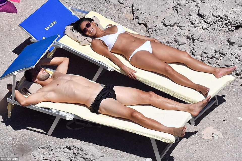 Nicole Scherzinger tình tứ bên bạn trai kém 13 tuổi - 5
Tuy nhiên những hình ảnh mới cho thấy cặp đôi này vẫn đang rất nồng ấm bên nhau