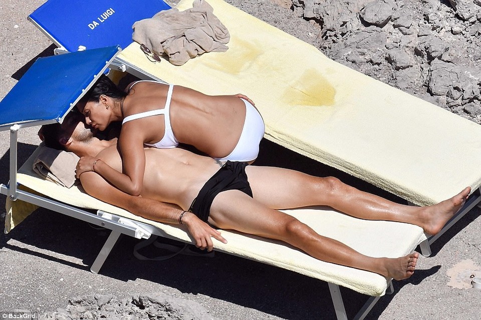 Nicole Scherzinger tình tứ bên bạn trai kém 13 tuổi - 7
Nicole Scherzinger luôn mong sớm có 1 tổ ấm của riêng mình bên chồng con tại quê nhà Hawaii