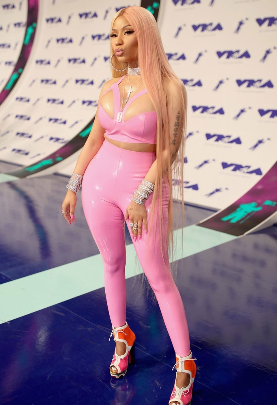 Nicki Minaj "bóp nghẹt" cơ thể với đồ chất liệu nhựa dẻo - 11 Nicki Minaj "bóp nghẹt" cơ thể với đồ chất liệu nhựa dẻo - 11