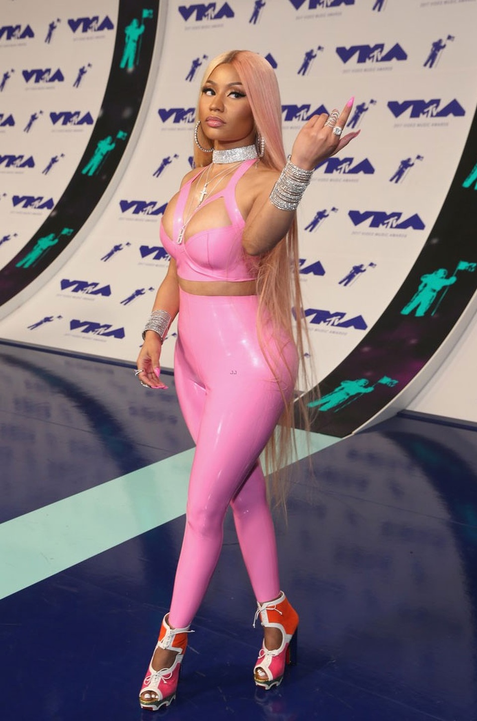 Nicki Minaj "bóp nghẹt" cơ thể với đồ chất liệu nhựa dẻo - 14 Nicki Minaj "bóp nghẹt" cơ thể với đồ chất liệu nhựa dẻo - 14