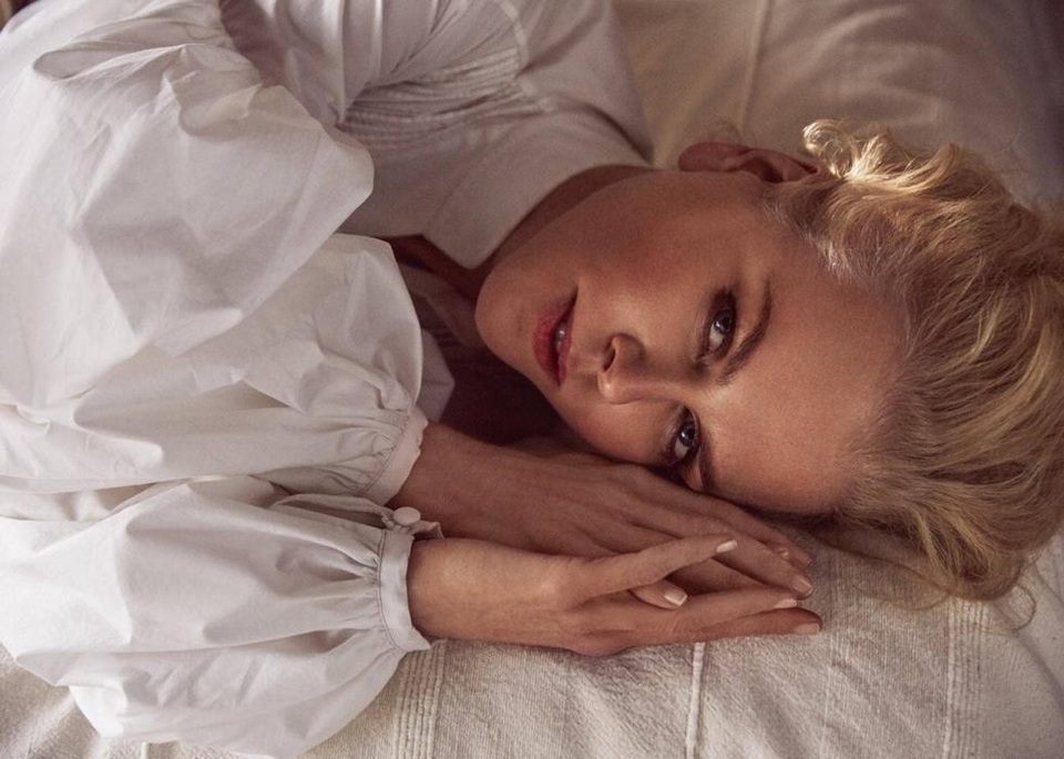 Vẻ đẹp vượt thời gian của "thiên nga Úc" Nicole Kidman ở tuổi 50 - 5
Nổi tiếng, giàu có, nhưng Nicole thích cuộc sống giản dị và yên ấm bên chồng con. Cô không tham gia quá nhiều các bữa tiệc giải trí mà thích dành thời gian tự tay chăm sóc hai cô con gái và ủng hộ công việc của chồng.