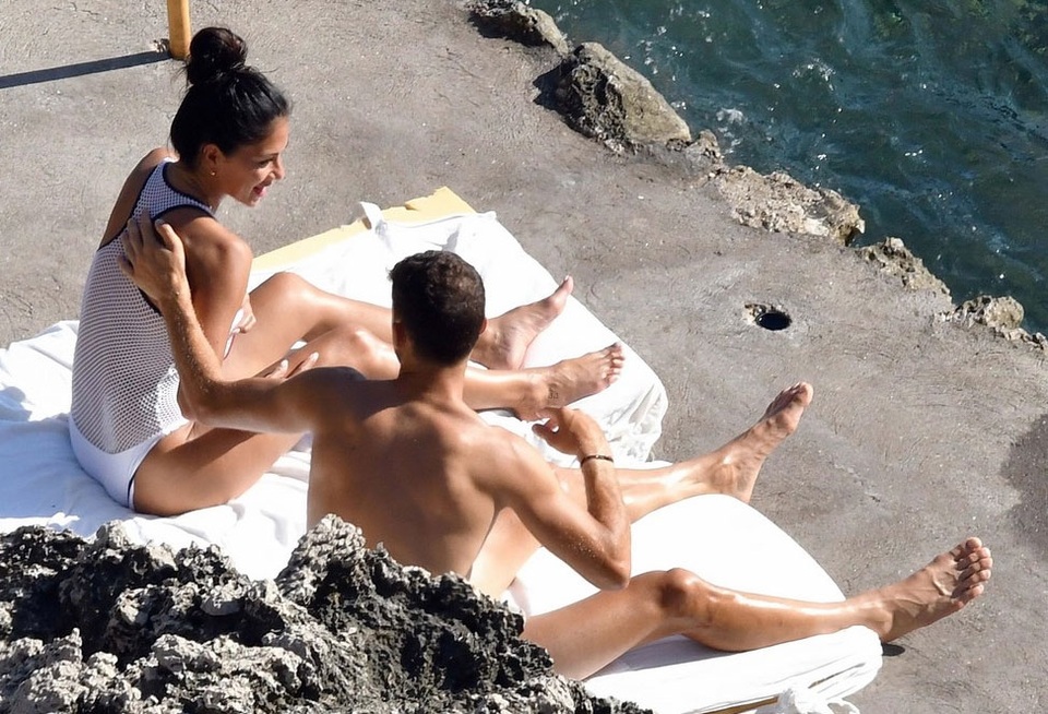 Nicole Scherzinger hạnh phúc khóa môi tay vợt kém 13 tuổi - 16