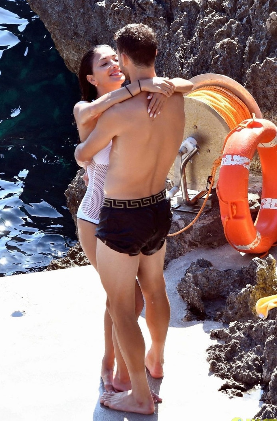 
Nữ ca sĩ 39 tuổi - Nicole Scherzinger và tay vợ 26 tuổi, Grigor Dimitrov, đang đi nghỉ cùng nhau tại Ý. Cặp đôi không thể rời nhau nửa bước và liên tục dành cho nhau những cử chỉ tình tứ.
