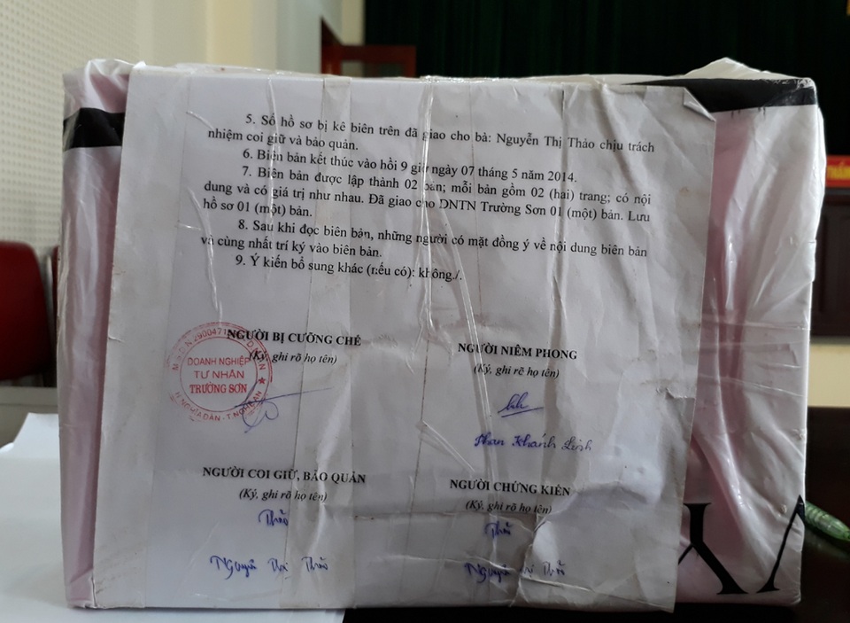 Doanh nghiệp kiện Chi cục Thuế, yêu cầu bồi thường 23 tỷ đồng! - 3 Bà Phan Khánh Linh - đội phó phụ trách tổng hợp báo cáo nợ Chi cục Thuế Nghĩa Đần ký vào biên bản kiểm kê với tư cách Người niêm phong