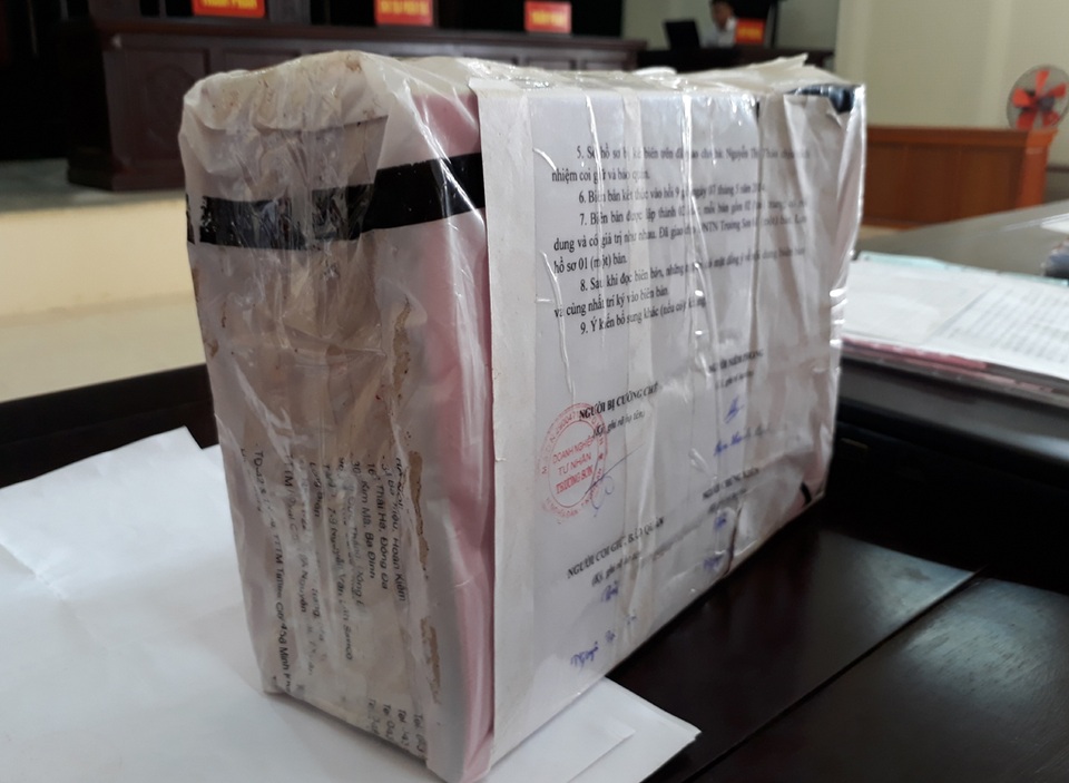 Doanh nghiệp kiện Chi cục Thuế, yêu cầu bồi thường 23 tỷ đồng! - 2 Số hóa đơn chưa sử dụng của DNTN Trường Sơn bị cho vào túi bóng, dán kín