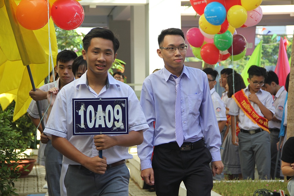 Phó Thủ tướng Trương Hòa Bình tặng mũ bảo hiểm cho học sinh nhân lễ khai giảng - 3
Học sinh lớp 10 vừa hồi hộp xen lẫn niềm vui vù được chào đón ở ngôi trường mới