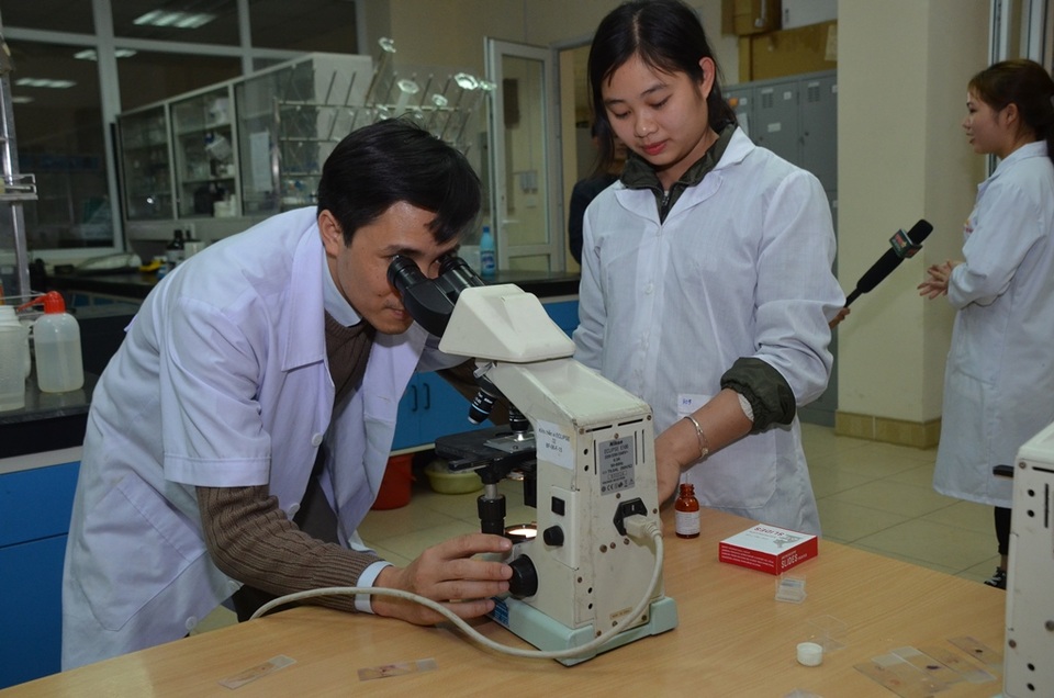 Hiệu trưởng ĐH Bách khoa HN giảng bài cho hàng trăm sĩ tử - 3
Học sinh tham quan phòng thí nghiệm tại trường ĐH Bách khoa HN