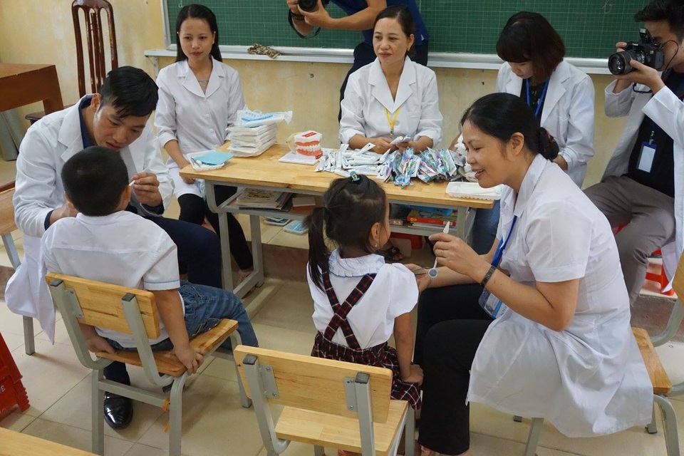 CLB phóng viên báo chí Ninh Bình làm chương trình thiện nguyện hướng về quê hương - 3
Học sinh trường tiểu học xã Gia Hòa (Gia Viễn, Ninh Bình) được khám răng miễn phí