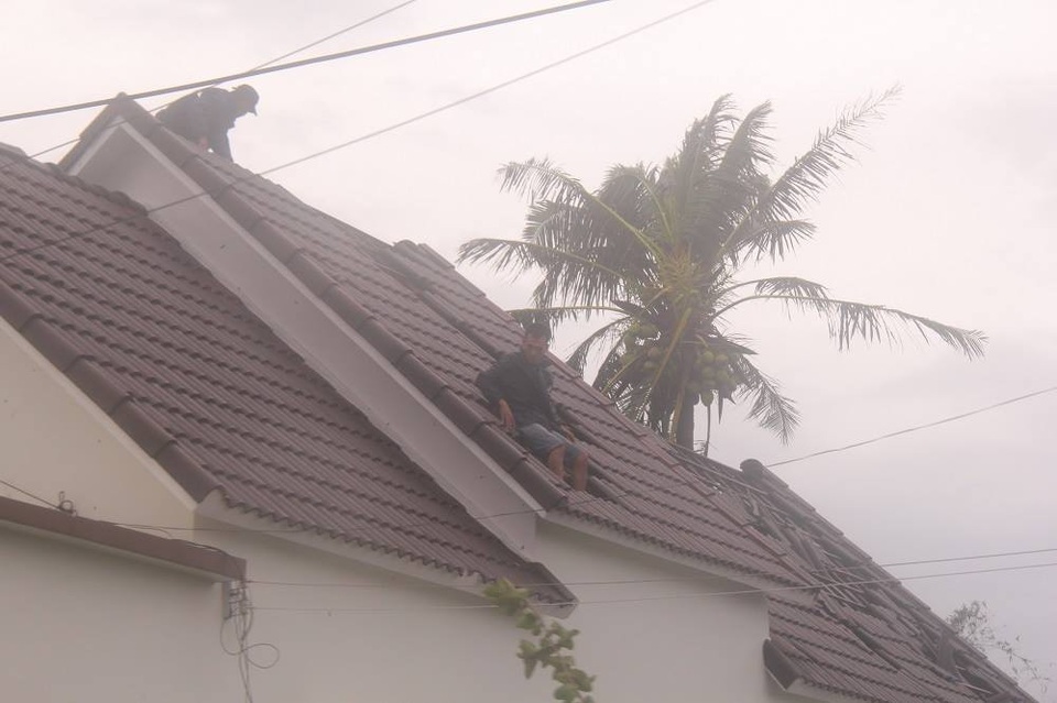 
Người dân tranh thủ lợp lại nhà
