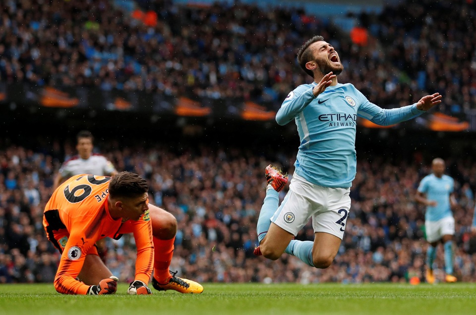 Man City 3-0 Burnley: Thầy trò Guardiola bứt phá - 2
Silva ngã vờ để kiếm phạt đền
