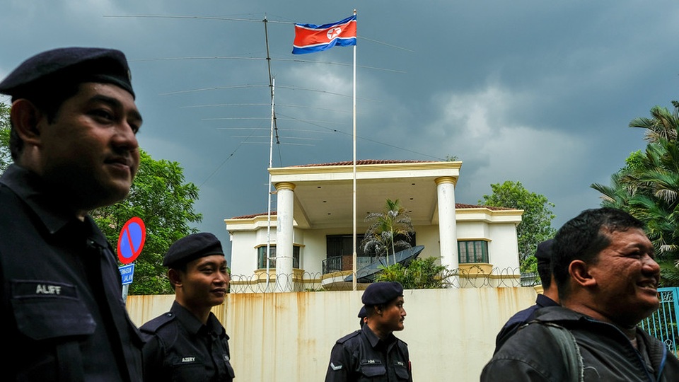 Malaysia bất ngờ ngừng hoàn toàn nhập khẩu từ Triều Tiên - 1
Quan hệ Malaysia, Triều Tiên căng thẳng từ đầu năm nay sau vụ công dân Triều Tiên bị sát hại ở Kuala Lumpur. (Ảnh: Reuters)