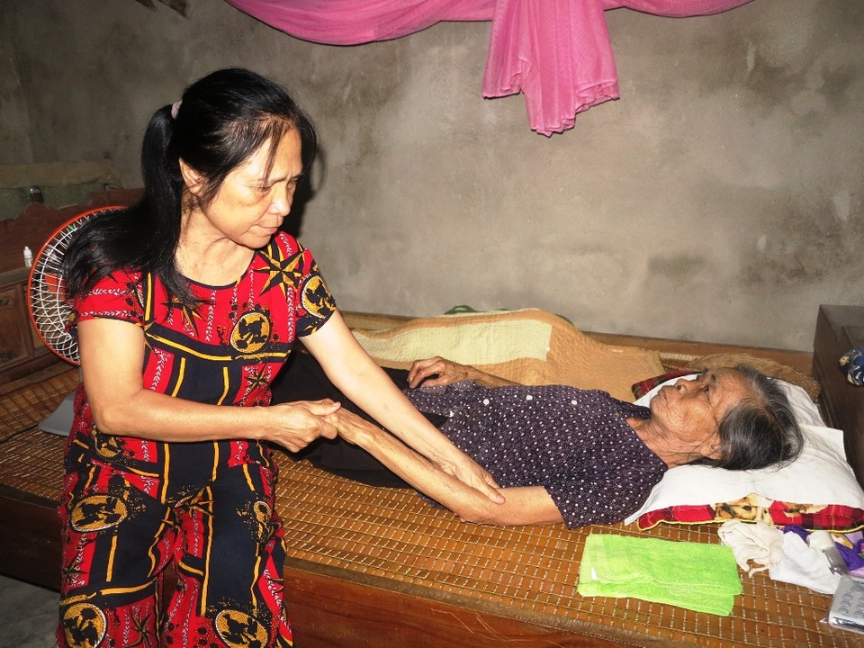 Cuộc đời giông bão của người vợ liệt sỹ nhà báo - 6 Những lúc trái gió, trở trời thì bà đau trong người nên được con dâu đang bóp tay cho mẹ. Còn cụ thì mong khi nằm xuống mong được đưa chồng về quê.