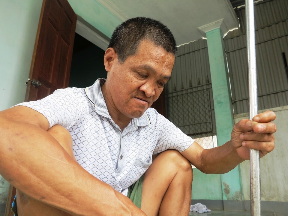 Cuộc đời giông bão của người vợ liệt sỹ nhà báo - 5 Người con trai út của cụ Thủy là anh Lê Hồng Thái không may nhiễm chất độc màu da cam. Giờ anh bị mù hoàn toàn.