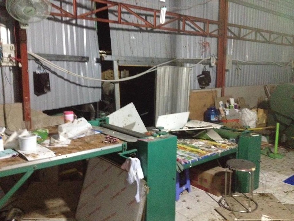 Nổ lớn trong đêm, cả khu dân cư hoảng loạn - 2 Hiện trường vụ nổ (ảnh: Sỹ Thành)