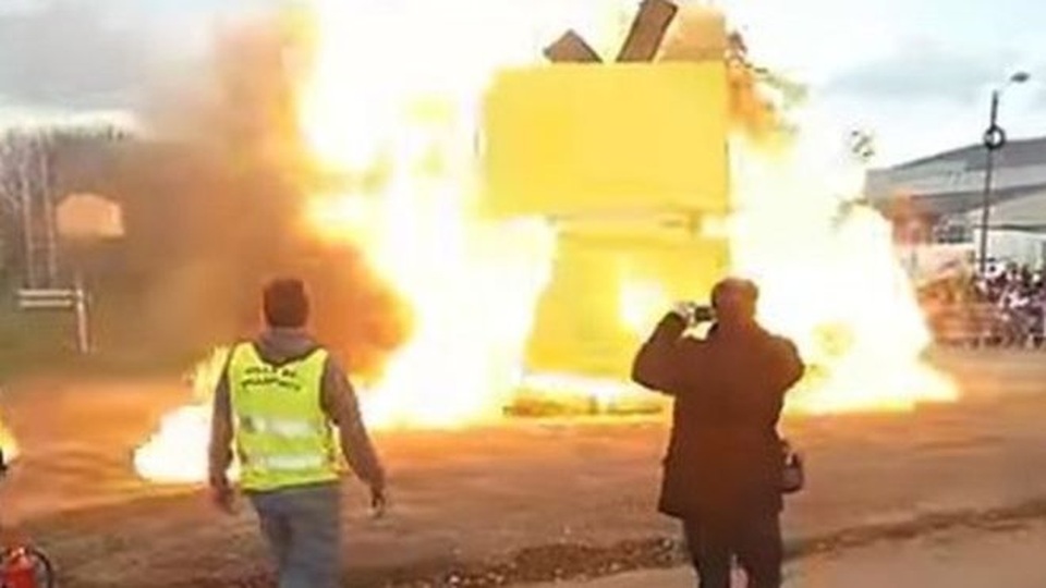 Nổ lớn ở lễ hội Pháp, 20 người bị thương - 2 Hình ảnh từ đoạn video quay lại cho thấy vụ nổ xảy ra sau khi một số người châm lửa đốt một hình nộm biểu tượng của lễ hội có tên là Mr Carnival, vốn được làm từ rơm và gỗ. (Ảnh: Twitter)