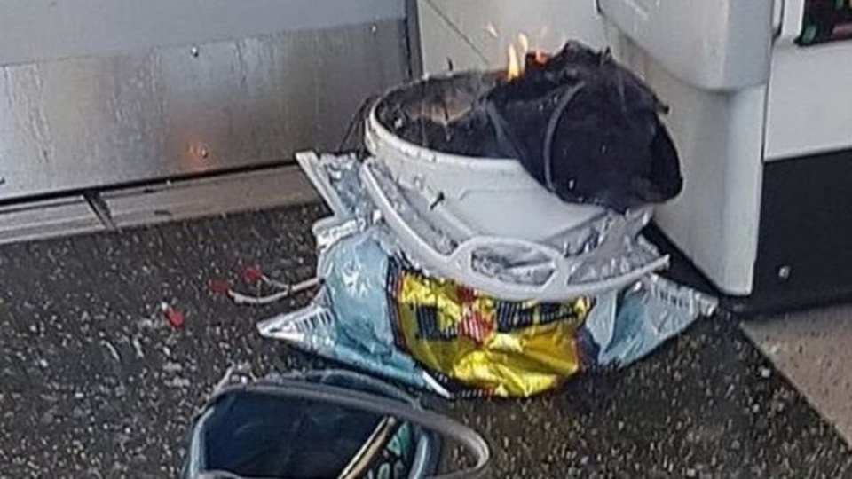 IS nhận trách nhiệm vụ đánh bom tự chế trên tàu điện ngầm London - 2
Vụ nổ được cho là bắt nguồn từ một thùng thuốc nổ dùng làm bom tự chế. (Ảnh: PA)