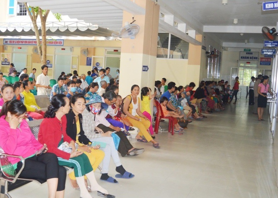 Nhiều bệnh viện huyện trở thành “con nợ” do bội chi quỹ, BHXH chậm thanh toán - 1 Các bệnh nhân có BHYT chờ khám bệnh tại BVĐK Phú Vang