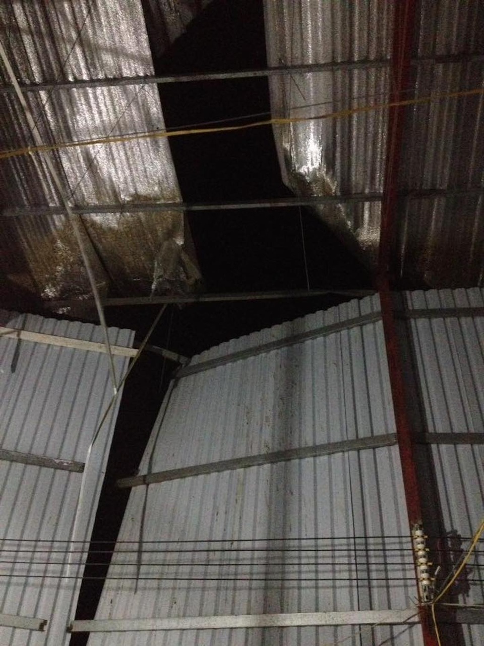 Nổ lớn trong đêm, cả khu dân cư hoảng loạn - 4 Tường và trần nhà bị hư hại sau vụ nổ (ảnh: Sỹ Thành)