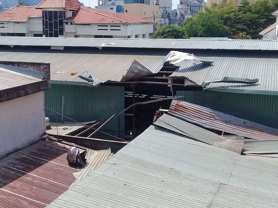 Nổ lớn trong đêm, cả khu dân cư hoảng loạn - 5 Vụ nổ khiến mái tôn bị thổi bay (ảnh: Nhi Tran)