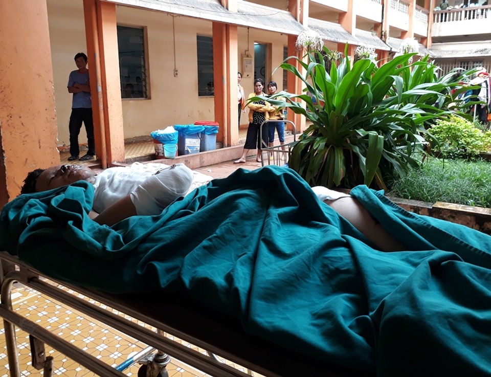 Thiếu niên 15 tuổi buộc cắt bỏ 2 tay vì nổ hóa chất - 1
Em Hiến đang điều tại tại bệnh viện Đa khoa tỉnh Đắk Lắk