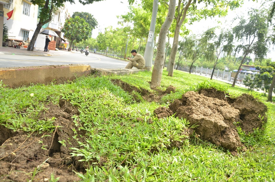 2 hố ga phát nổ làm rung chuyển mặt đường ở Sài Gòn - 6