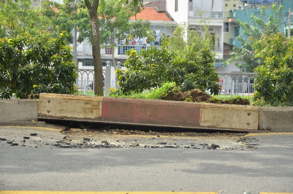 2 hố ga phát nổ làm rung chuyển mặt đường ở Sài Gòn - 3