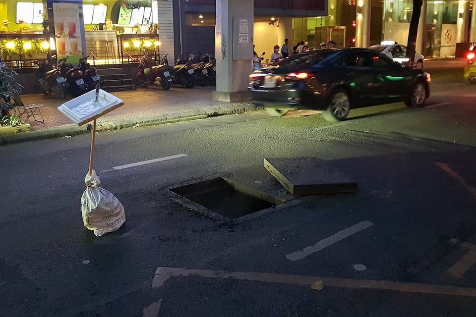 Nắp đậy bị hất văng khỏi vị trí sau vụ nổ