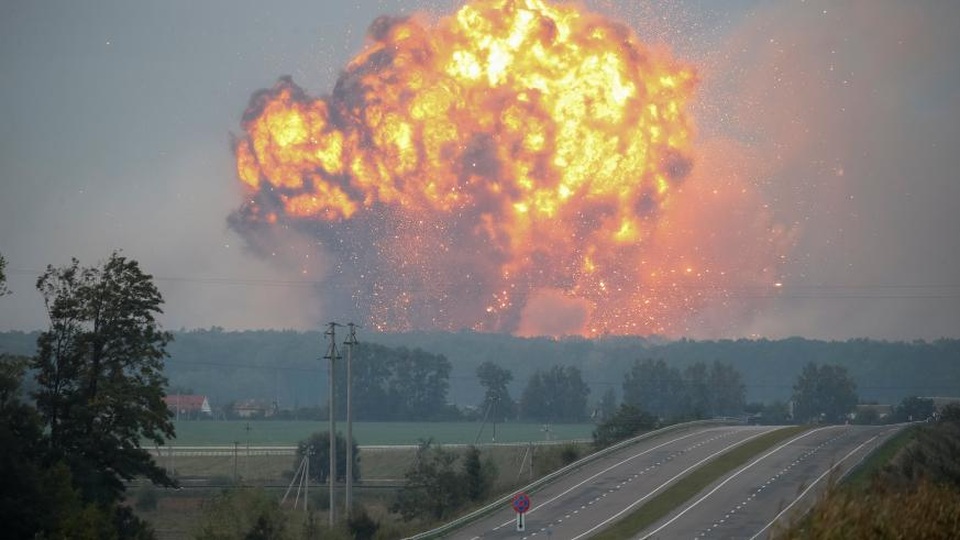 Kho vũ khí ở Ukraine phát nổ dữ dội, hơn 20.000 người sơ tán - 1
Kho vũ khí của quân đội Ukraine phát nổ. (Ảnh: Reuters)