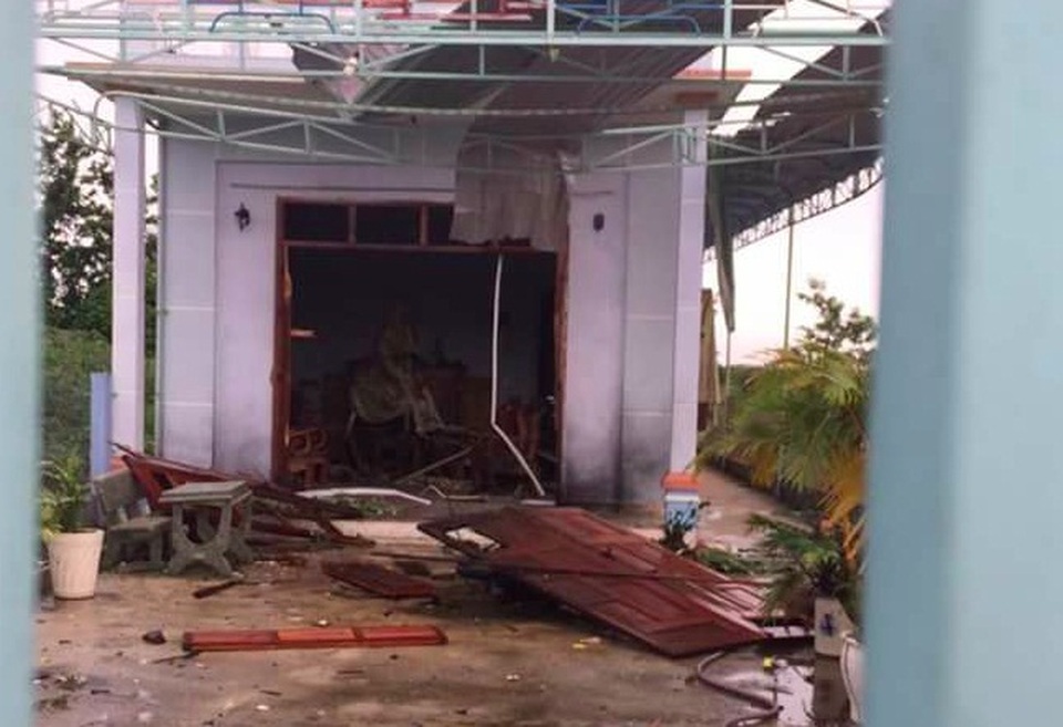 Nghi án ném “vật nổ” vào nhà dân - 1 Căn nhà chị Thúy bị hư hỏng nặng sau vụ nổ (ảnh CTV)