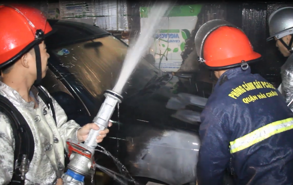 Cháy nổ lớn tại kho gạch men, 2 ô tô bị hư hỏng nặng - 2 Nỗ lực dập tắt đám cháy