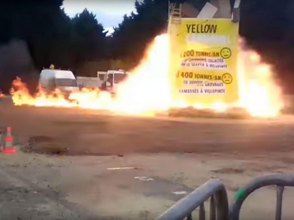 Nổ lớn ở lễ hội Pháp, 20 người bị thương - 1 Theo BBC, vụ nổ xảy ra khi lễ hội Yellow Carnaval chuẩn bị kết thúc ở vùng Villepinte, phía đông bắc thủ đô Paris vào khoảng 5h30 chiều ngày 1/4 theo giờ địa phương. Truyền thông địa phương đưa tin có 5 người bị thương nặng và nhiều người bị thương ở vùng mặt. (Ảnh: Twitter)