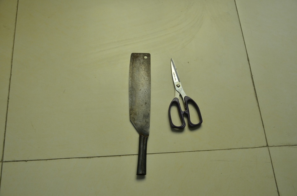 Nổ súng khống chế thanh niên cầm dao chống đối cảnh sát - 2 Dao và kéo công an thu giữ