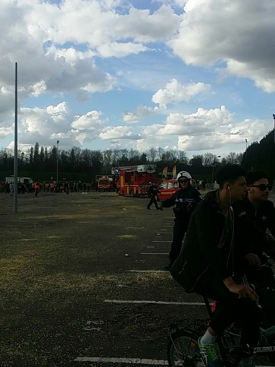 Nổ lớn ở lễ hội Pháp, 20 người bị thương - 5 Hình ảnh từ video cho thấy tình trạng hỗn loạn tại khu vực diễn ra lễ hội khi nhiều người la hét và bỏ chạy. Lính cứu hỏa và bác sĩ cấp cứu được điều động nhanh chóng tới hiện trường vụ nổ. (Ảnh: Twitter)