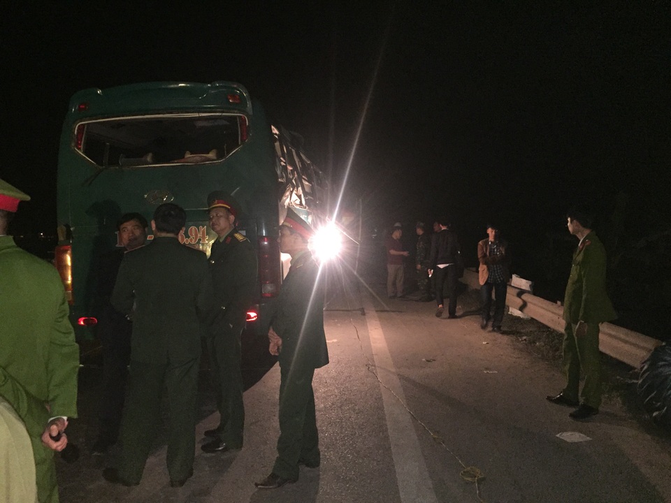Xe khách nổ kinh hoàng, 2 người chết, 12 người bị thương - 9
Lực lượng công an, quân đội khám nghiệm hiện trường
