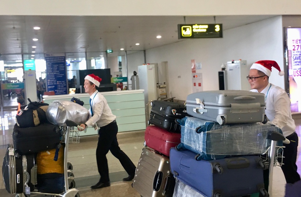 Ngập tràn không khí đón giáng sinh ở sân bay - 5 Nhân viên sân bay hỗ trợ tìm hành lý thất lạc cho hành khách